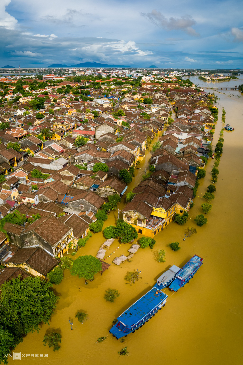Boat rides around Hoi An ancient town in flood season Boat rides around Hoi An ancient town in flood season